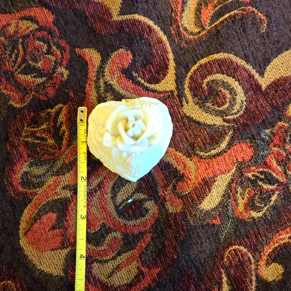 Vintage Miniture Carved White Rose Trinket Box - Picture 12 of 16